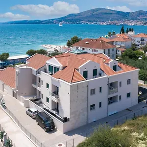 https://villa-ocrux.hotels-in-trogir.com