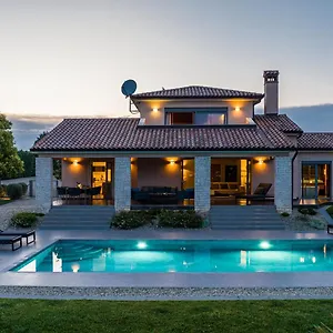 In Zartinj - Luxury Privacy Heated Pool With Auto Cover Лабин